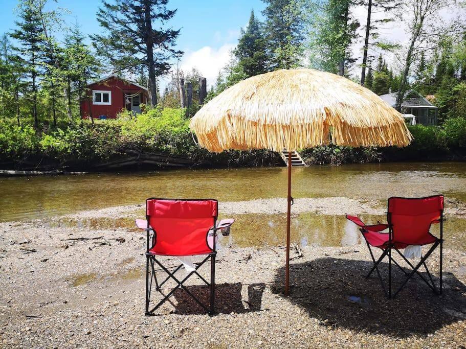 Refuge Rustic Borde Par Riviere Et La Nature