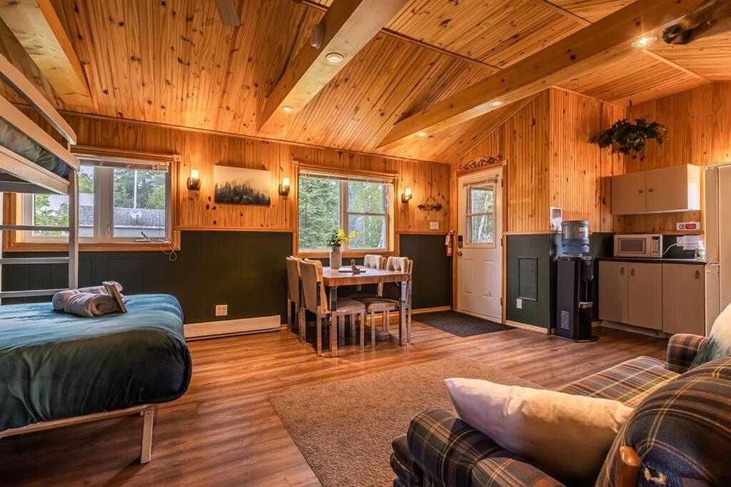 Refuge Rustic Borde Par Riviere Et La Nature Chalet *