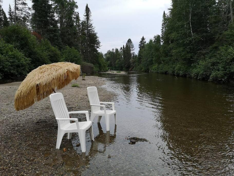 Refuge Rustic Borde Par Riviere Et La Nature Lac-Etchemin